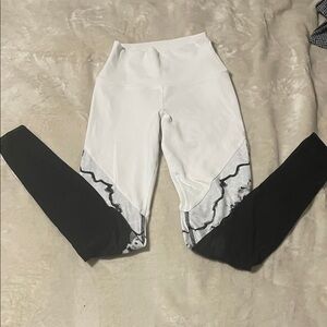 ALO Yoga White and Black Girls' Patterned Active Leggings